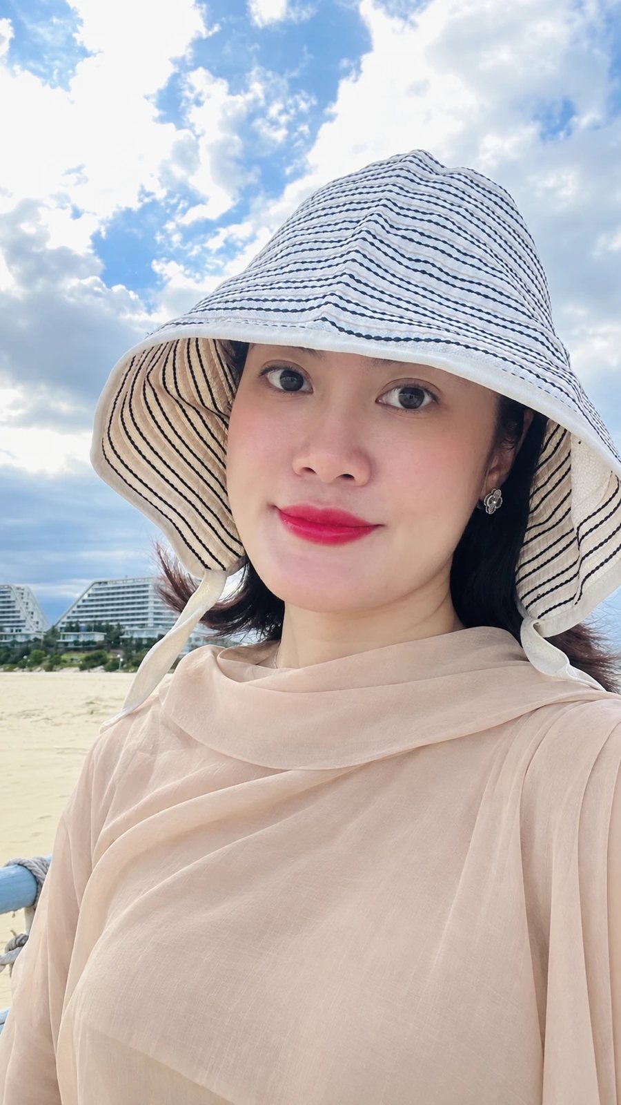Linh Nguyễn bên bãi biển