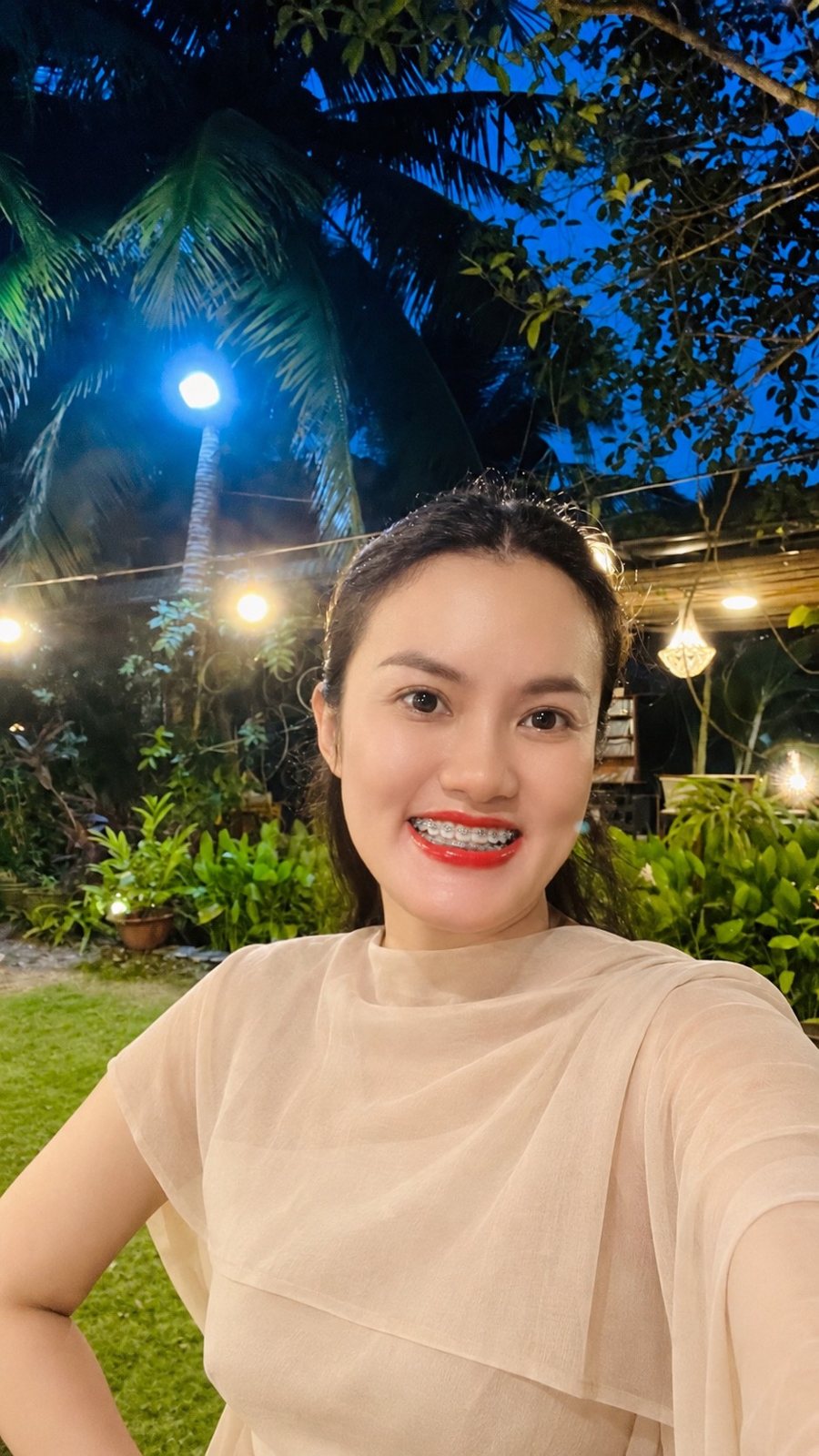 Linh Nguyễn trong khu vườn buổi tối