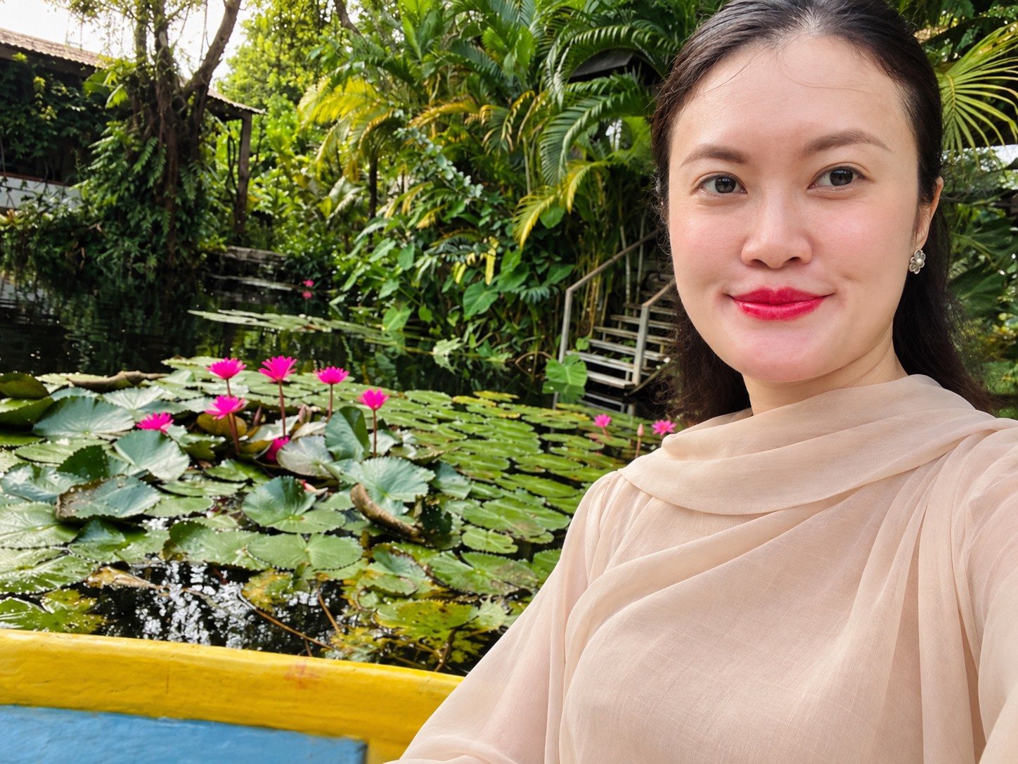 Linh Nguyễn bên hồ sen