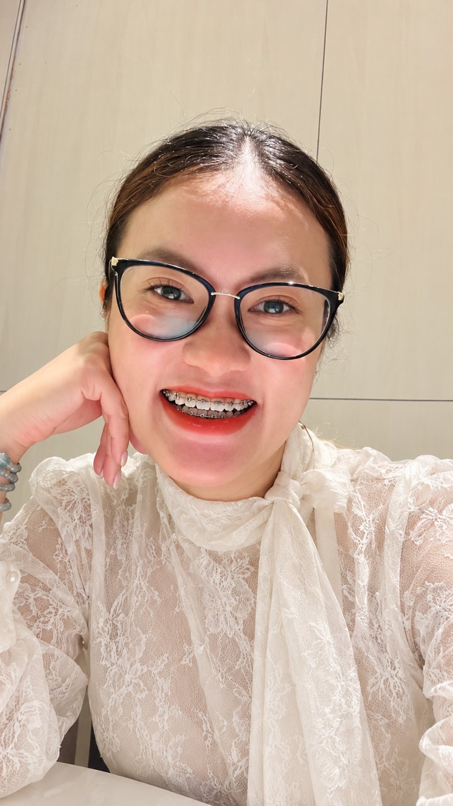 Linh Nguyễn mỉm cười