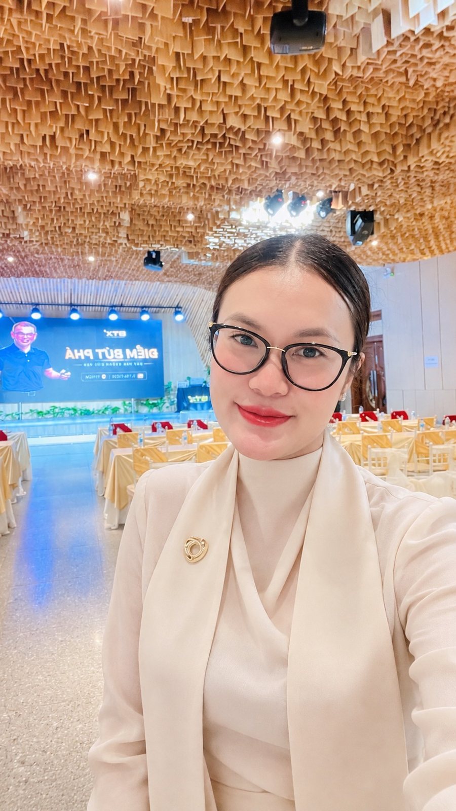Linh Nguyễn tại hội trường sự kiện
