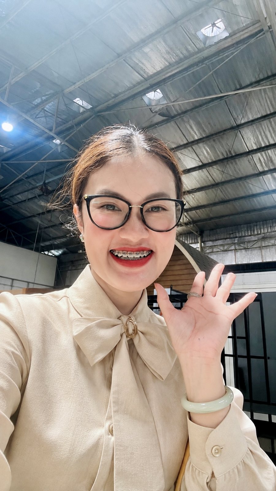 Linh Nguyễn chào tại xưởng sản xuất