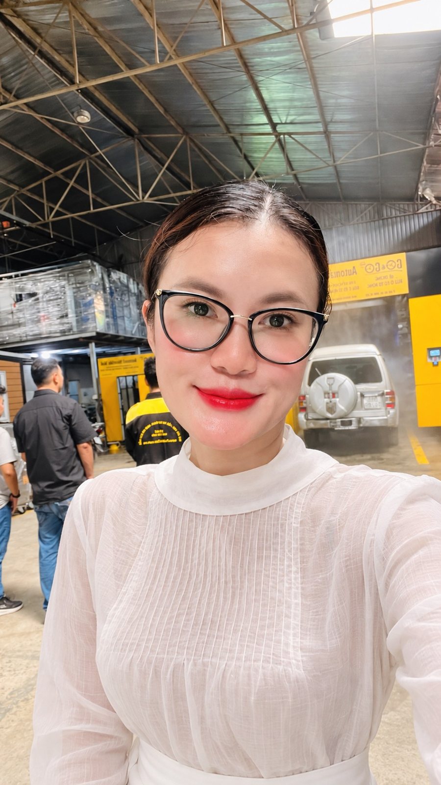 Linh Nguyễn bên trạm rửa xe tự động GO&GO