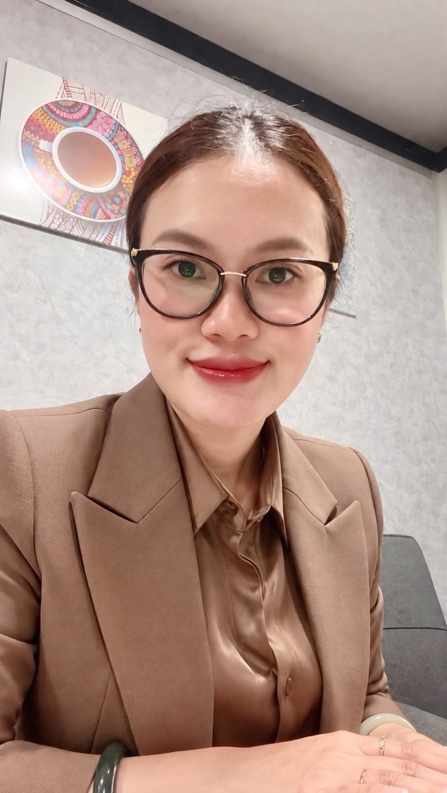 Linh Nguyễn trong văn phòng