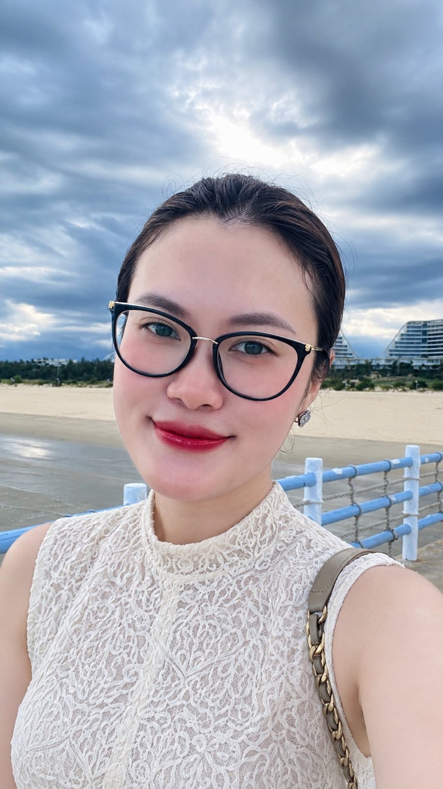 Linh Nguyễn bên bờ biển