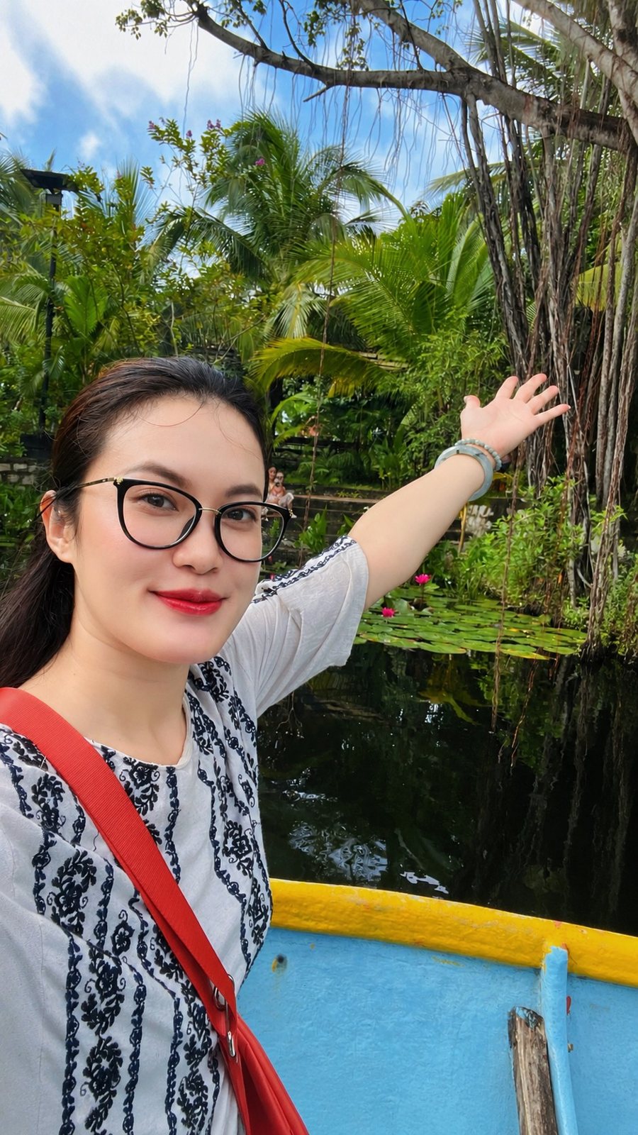 Linh Nguyễn bên ao sen
